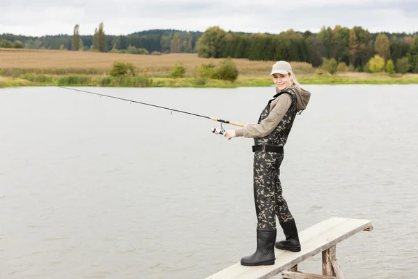 Donna pesca — Foto Stock