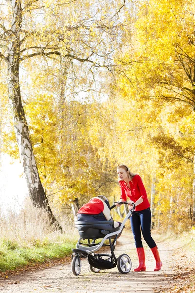 Kvinna med barnvagn — Stockfoto