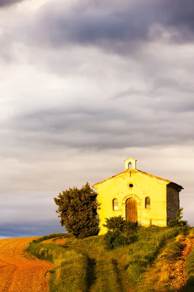 Chapel with lavender field — Stock Photo, Image