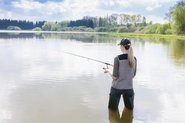 Femme pêche dans l'étang — Photo