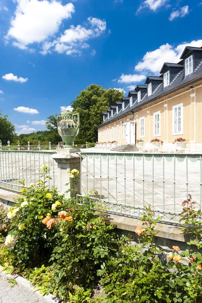 Kozel palace med trädgård — Stockfoto