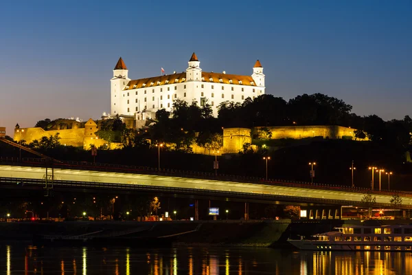 Zamek w Bratysławie w nocy — Zdjęcie stockowe