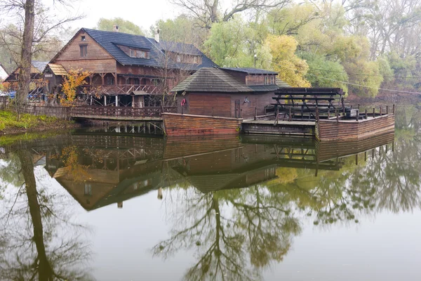 Wassermühle auf dem Boot — Stockfoto