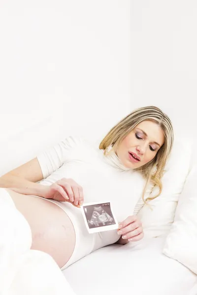 Kobieta w ciąży z USG — Zdjęcie stockowe
