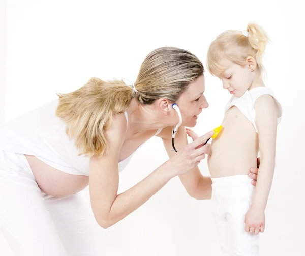 Meisje met zwangere moeder — Stockfoto