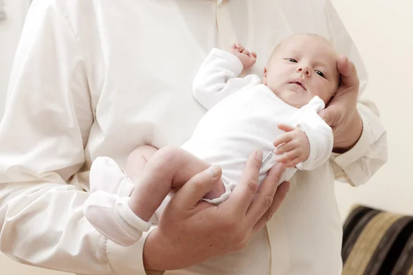 Pasgeboren babymeisje liggen in armen — Stockfoto