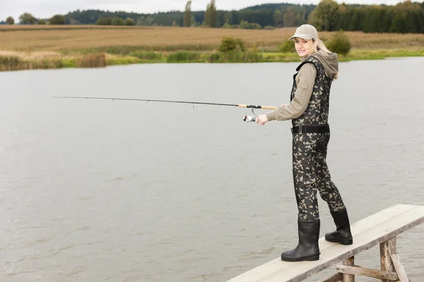 Mulher pesca — Fotografia de Stock