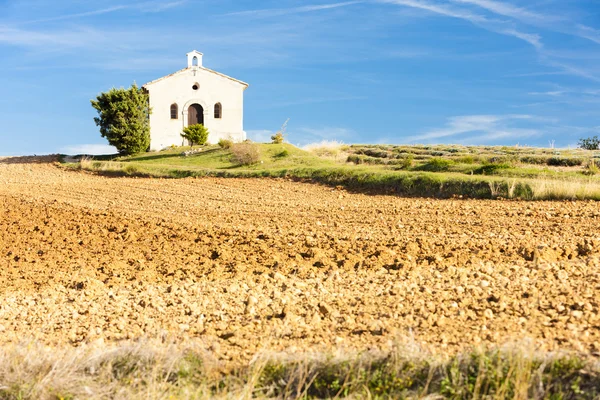 Capela com campo — Fotografia de Stock