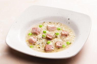 inci arpa ve bezelye ile füme et bouillon