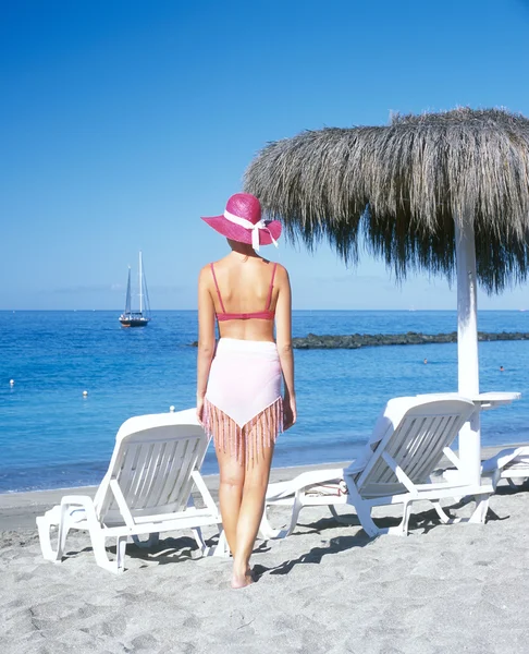 Woman on the beach — Stock Photo, Image