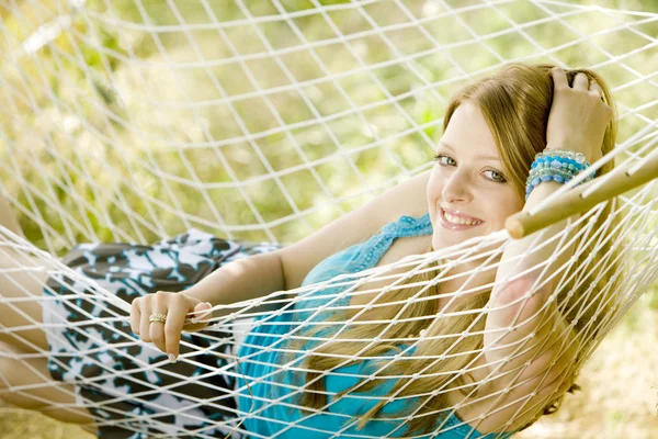 Žena odpočívá v houpací síti — Stock fotografie