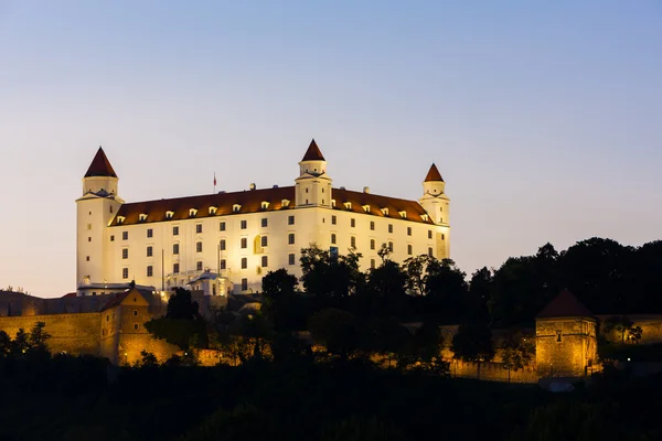 Kasteel van Bratislava bij nacht — Stockfoto