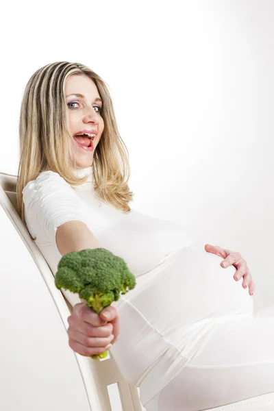 Portrait of pregnant woman holding broccoli — Stock Photo, Image