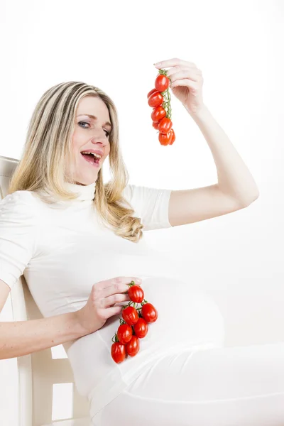 Portrait of pregnant woman holding tomatoes — Stock Photo, Image