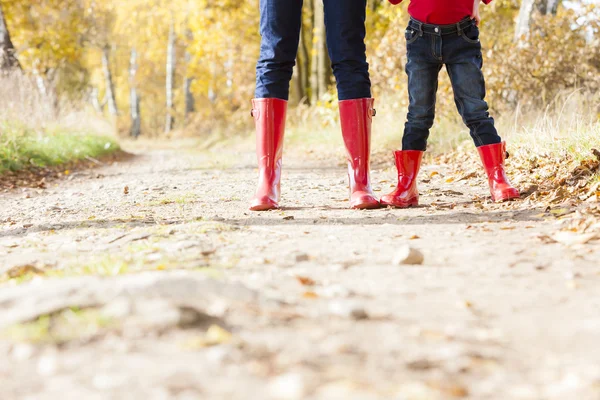 Detalhe de mãe e filha usando botas de borracha — Fotografia de Stock