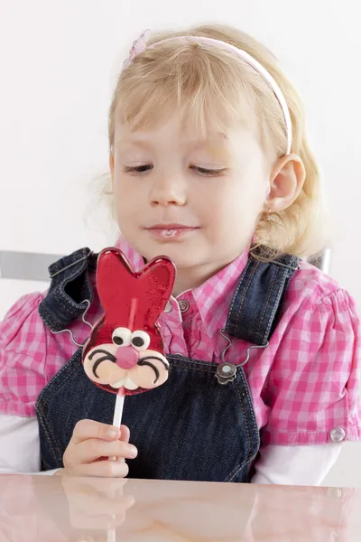어린 소녀는 부활절 사탕으로의 초상화 — 스톡 사진