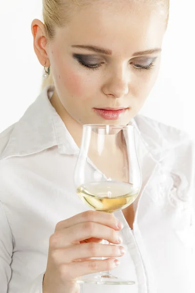 Retrato de jovem mulher degustação de vinho branco — Fotografia de Stock