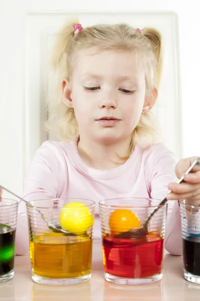 Retrato da menina durante a coloração dos ovos de Páscoa — Fotografia de Stock