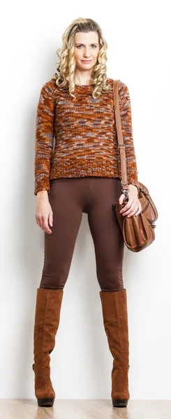 Kvinna som bär brun kläder — Stockfoto