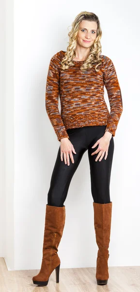 Staande vrouw draagt modieuze bruine laarzen — Stockfoto