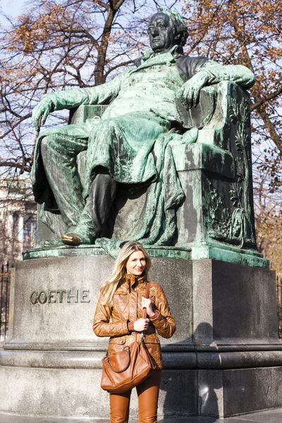 Mujer de pie junto a la estatua de Johann Wolfgang Goethe — Foto de Stock