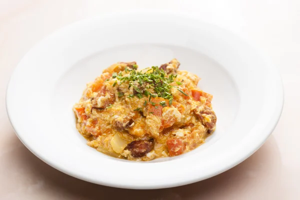 Posiłek o nazwie leco (mieszanką warzyw i jajek z kiełbasą) — Stockfoto