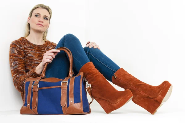 Femme assise avec un sac à main — Photo