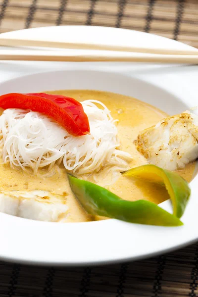 Thaise curry met kabeljauw en rijst noedels — Stockfoto