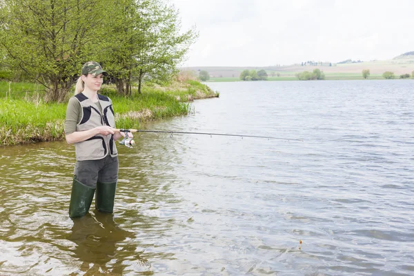 Femme pêche dans l'étang — Photo