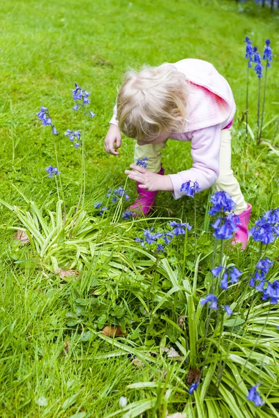 Menina no jardim — Fotografia de Stock