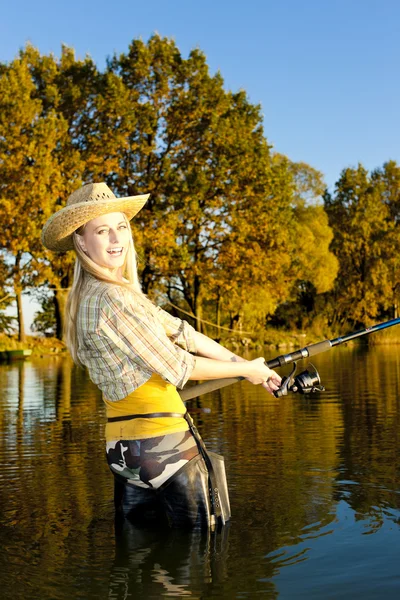 Mulher pesca — Fotografia de Stock