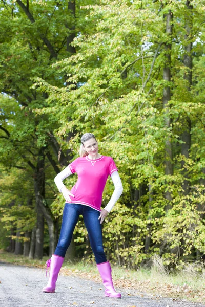 Woman wearing rubber boots in alley — Stock Photo, Image