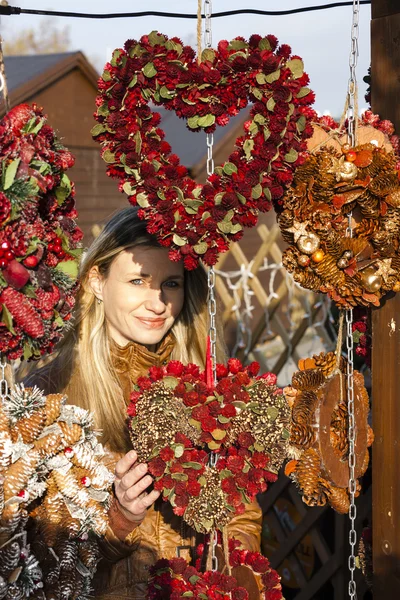 Mujer en el mercado de Navidad — Foto de Stock