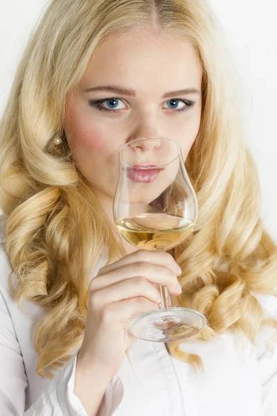 Femme buvant du vin blanc — Photo