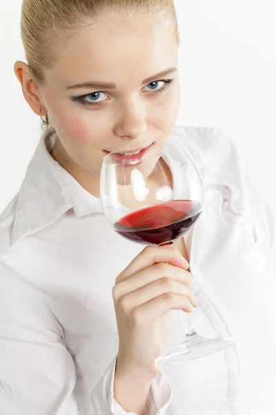 Žena pít červené víno — Stock fotografie