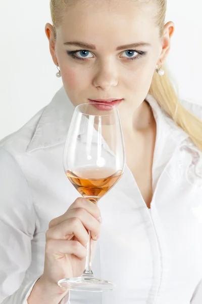 Žena drží růžové víno — Stock fotografie