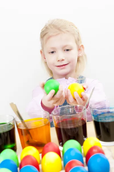 Fille pendant la coloration des oeufs de Pâques — Photo