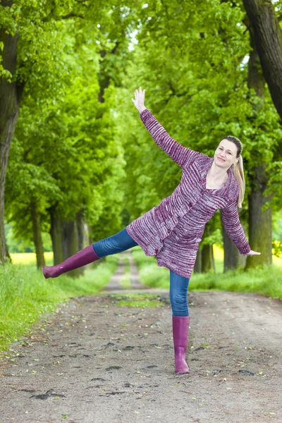 Frau trägt Gummistiefel in Gasse — Stockfoto