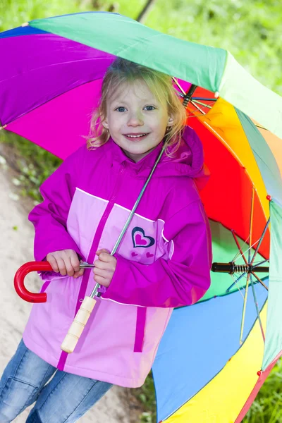 우산을 든 소녀 — 스톡 사진