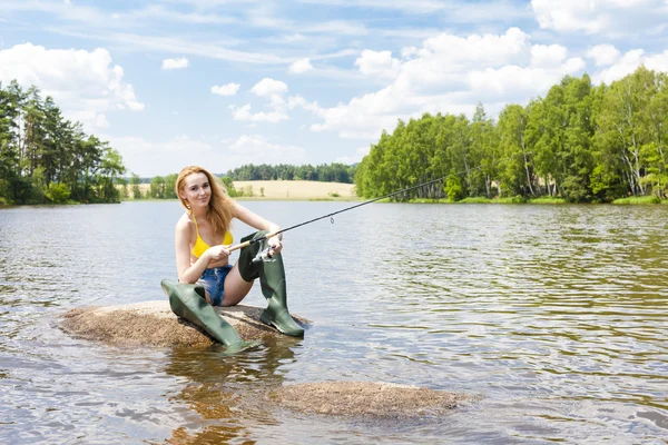 Žena rybaření na rybníku — Stock fotografie