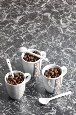kahve fincanı kahve çekirdekleri ile tam