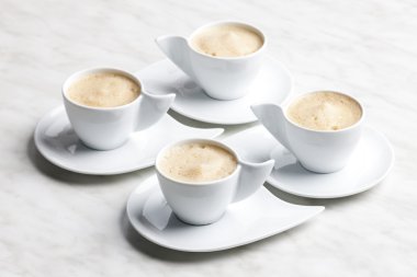 Dört fincan sütlü kahve