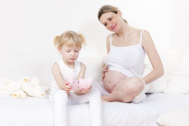 kız ve annesi ile bir bebek için ayakkabı