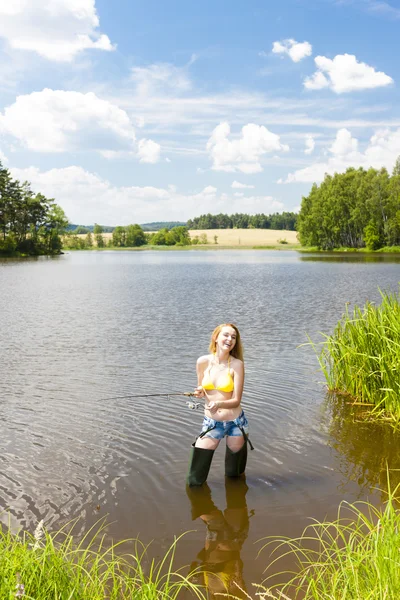 年轻女子钓鱼 — 图库照片