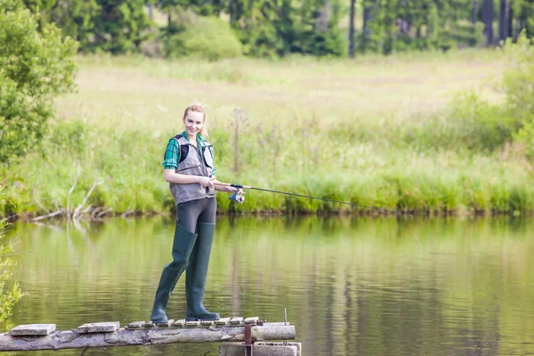 Mujer joven pesca — Foto de Stock