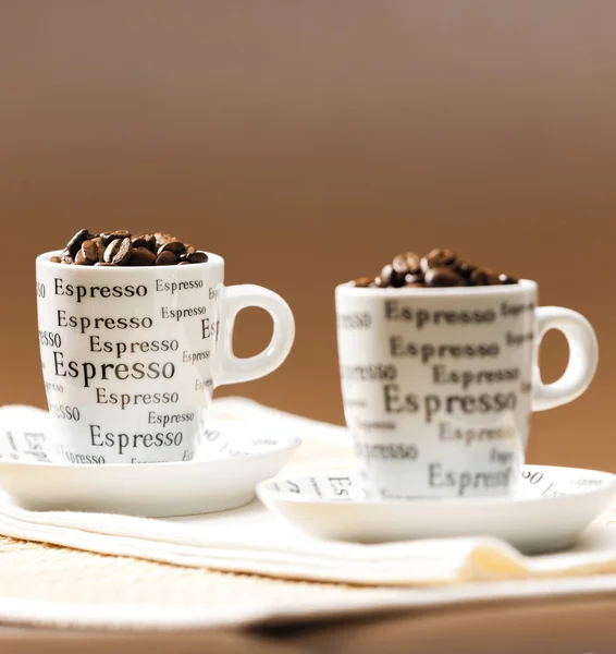 Koffie cups vol met koffie bonen — Stockfoto