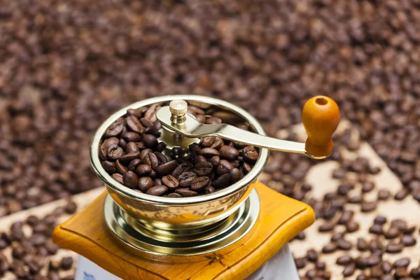 Detalhe do moinho de café com grãos de café — Fotografia de Stock