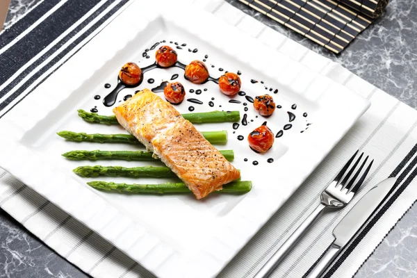 Baked salmon with green asparagus and cherry tomatoes — Stock Photo, Image