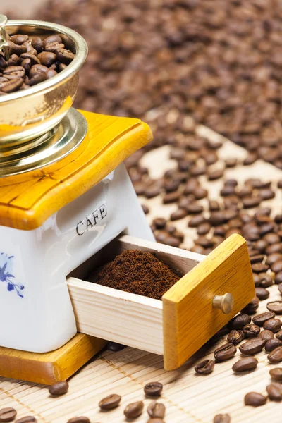 Detalle del molino con granos de café —  Fotos de Stock