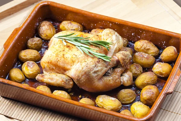 Chicken baked with potatoes — Stock Photo, Image